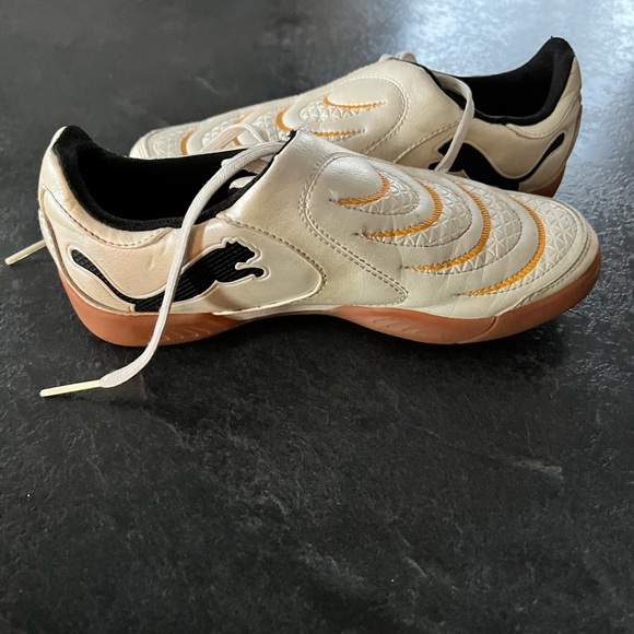 New indoor soccer shoes - Picture 4 of 4